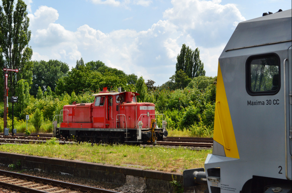 Dreibein in Zeitz. Am 18.07.2013 tuckerte 363 235-3 von DB Schenker Rail Hannover durch den Zeitzer Bahnhof in Richtung Tankstelle.