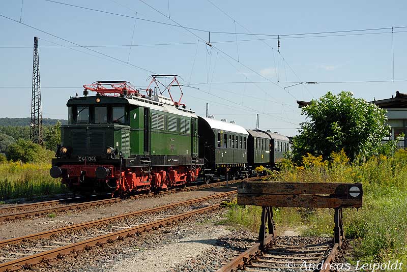 E44 044 von DB Fahrzeuginstandhaltung Dessau mit einem Leer-Sonderzug aus Loburg zum Sachsen-Anhalt-Tag nach Weißenfels, in Naumburg Hbf; 22.08.2010 (Foto: Andreas Leipoldt)