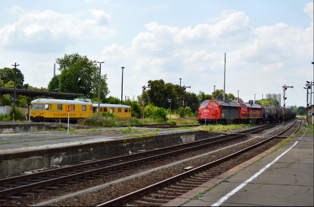 EBS 1131 + Altmark Rail 1149 kommen am 18.07.2013 mit einem Kesselzug aus dem Bioethanolwerk Zeitz. Nach dem der Planverkehr durch war ging die Reise weiter in Richtung Leipzig.