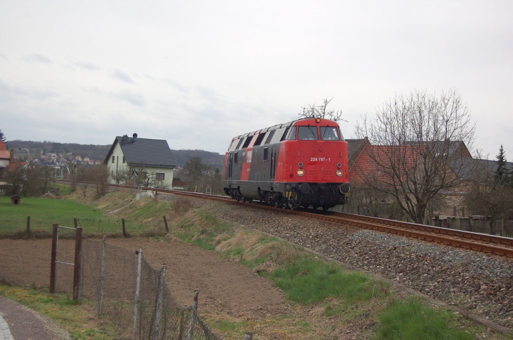 EBS 228 757-1 als Tfzf nach Karsdorf, am 19.04.2013 in Roßbach. (Foto: dampflok015)