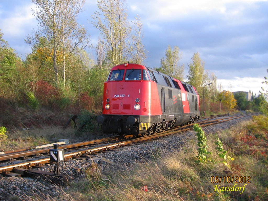EBS 228 757-1 bei der Fahrt aus dem Anschluss des Zementwerks, am 05.10.2012 in Karsdorf. (Foto: Hans Grau)