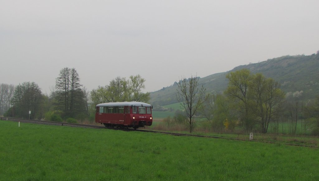 EBS 772 345-5 als DPE 32738 von Karsdorf nach Erfurt Hbf, am 01.05.2013 bei Balgstädt. Ab Erfurt fuhr die Ferkeltaxe dann als Unstrut-Schrecke-Express über Artern nach Roßleben.