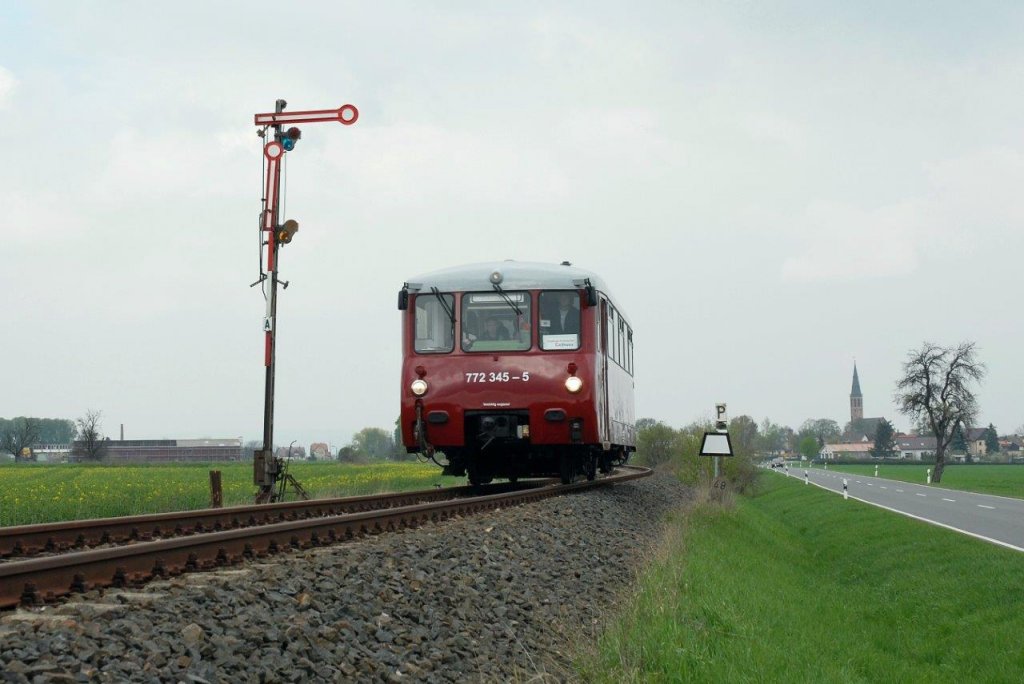 EBS 772 345-5 als  Unstrut-Schrecke-Express  DbZ 32700 von Erfurt Hbf nach Roßleben, am 01.05.2013 am Esig von Gehofen. (Foto: Silvio Vernaldi)