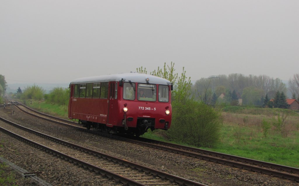 EBS 772 345-5 am Morgen des 01.05.2013 auf der Fahrt von der Anschlußbahn Karsdorf in den Bahnhof Karsdorf, um von dort als DPE 32738 nach Erfurt Hbf zu fahren. 