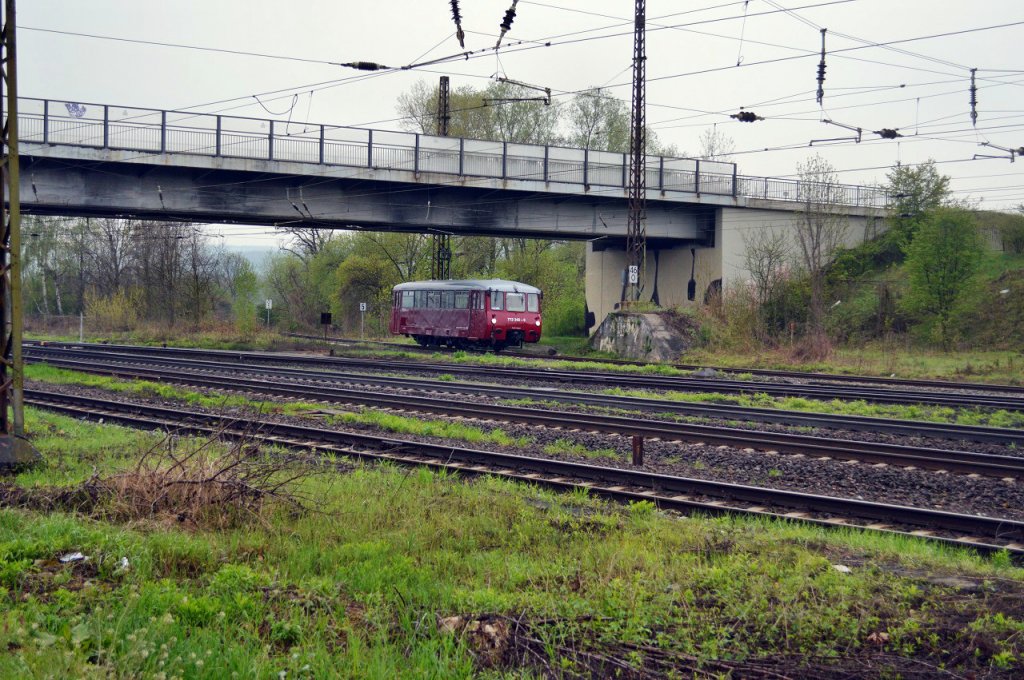 EBS 772 345-5 kommt am 01.05.13 in Naumburg von der Unstrutbahn. Fr die  Ferkeltaxe  geht es nach Kopfmachen weiter nach Erfurt. Dort geht es dann als 1.  Unstrut Schrecke Express  2013 ber Artern auf der Unstrutbahn bis nach Roleben.