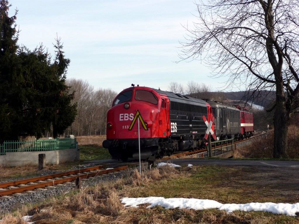 EBS MY 1131 als DGS 93508 von Grokorbetha nach Karsdorf, am 16.02.2012 bei Balgstdt. Am Haken hatte sie die CTL 252 022-9 und die abgebgelte EBS 142 110-6. (Foto: Klaus Pollmcher)