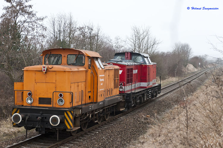 EBS xxx (LKM 12261) und 202 597-1 auf der Fahrt nach Karsdorf, am 02.03.2012 bei Theißen. (Foto: Helmut Sangmeister)
