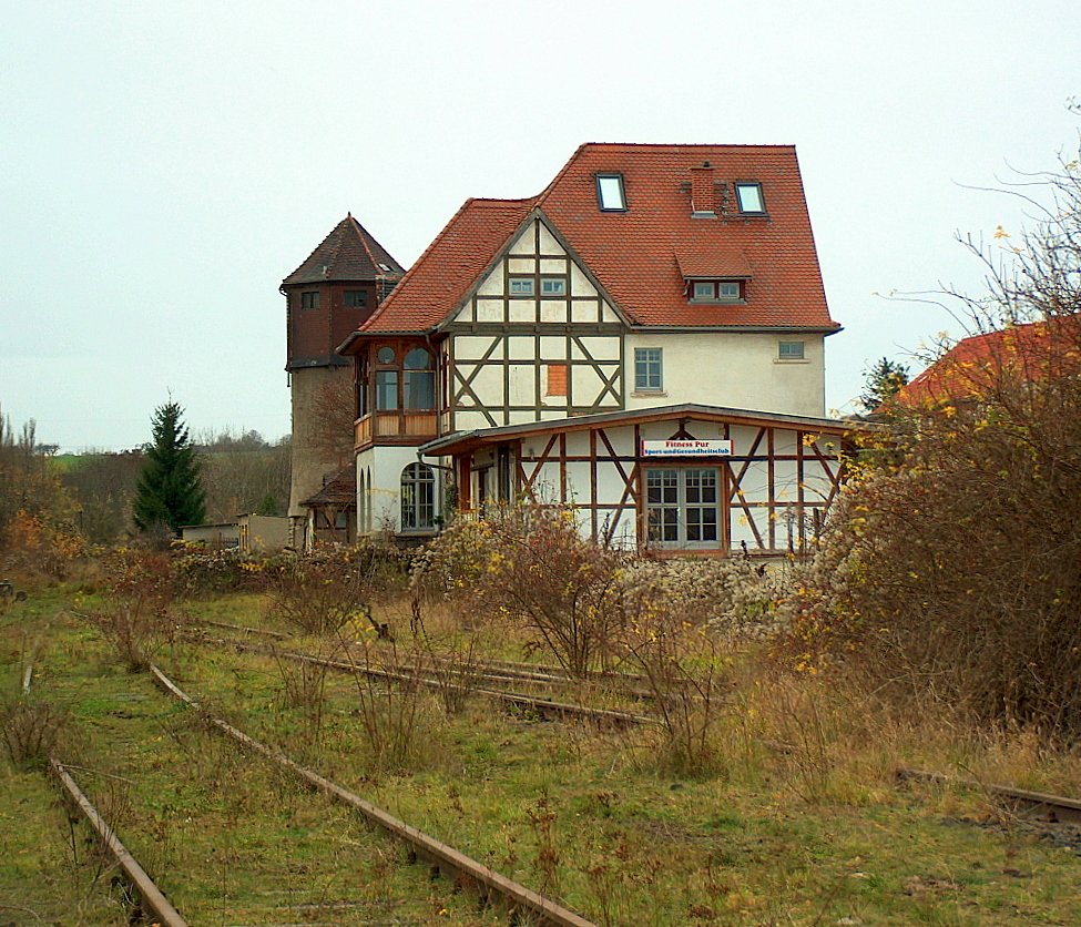 Ehemalige Gleisanlagen und Bahnhofsgebude in Bad Bibra; 15.11.2009
