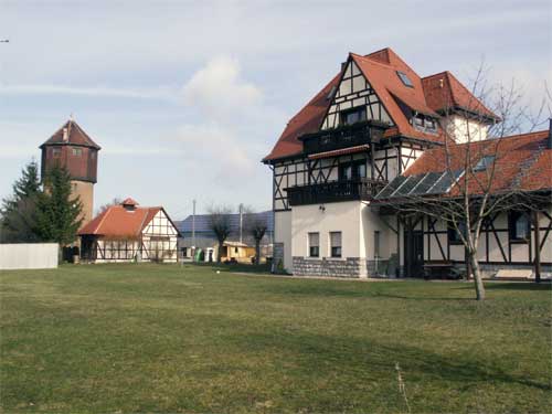 Ehemaliger Bf Bachra mit Wasserturm von der Gleisseite her gesehen; April 2006 (Foto: Klaus Erbeck)