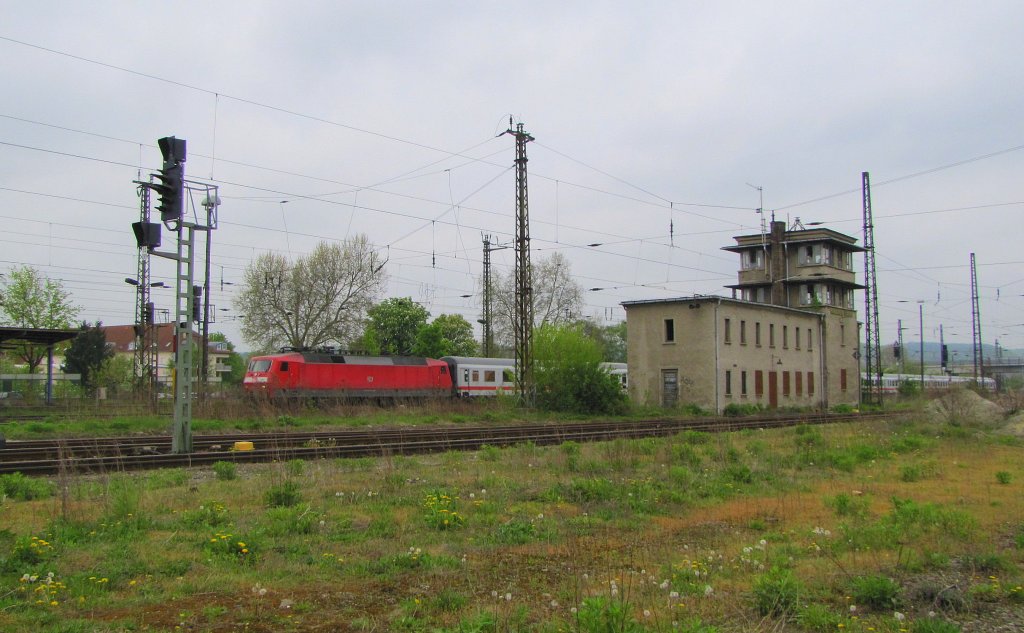 Ehemaliges Stellwerk B2 + W2 in Naumburg (S) Hbf. Im Hintergrund sieht man den IC 2355 Dortmund Hbf - Ostseebad Binz; 02.05.2010