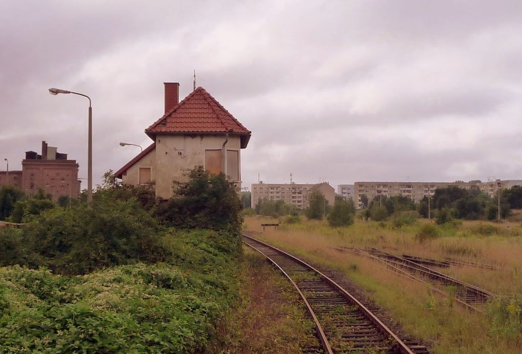 Ehemaliges Stellwerk W2 und die teilweise noch vorhandenen alten Gleisanlagen im Bf Roßleben; 15.08.2010 (Foto: Ralf Kuke)