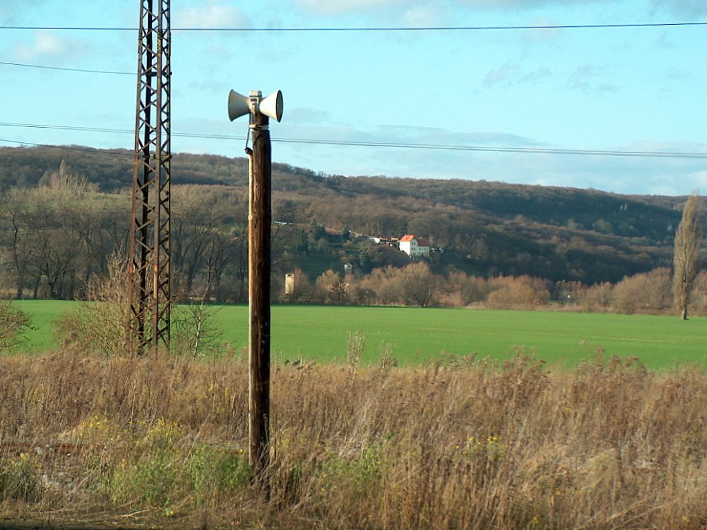 Ein alter Lautsprechermast auf dem ehemaligen Bahnsteig 6 in Naumburg Hbf; 26.11.2009