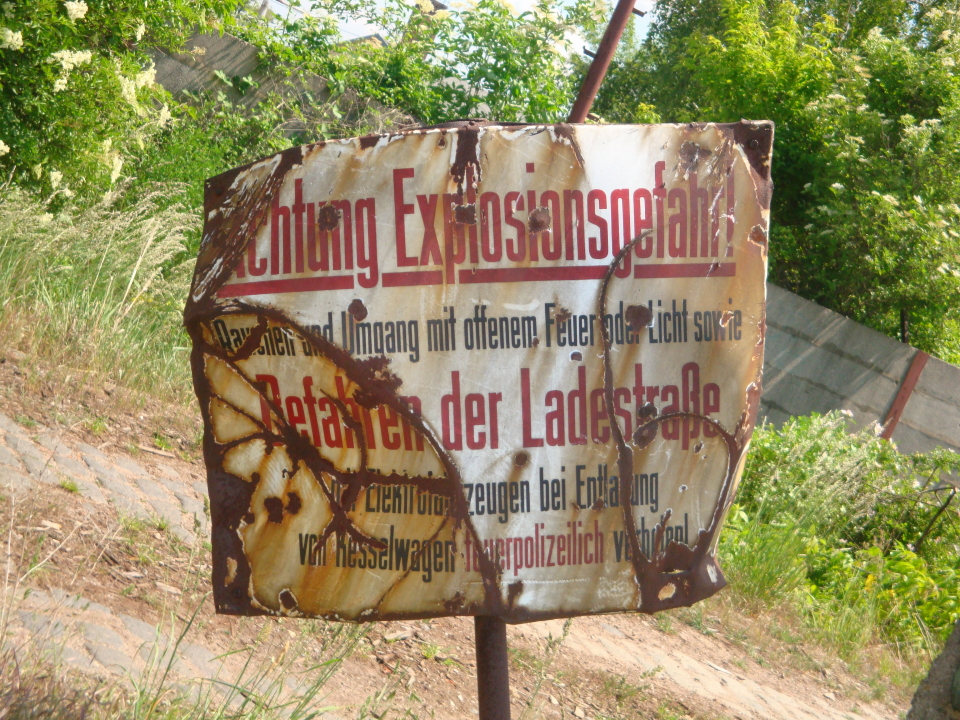 Ein altes Hinweisschild am Rande des Naumburger Ostbahnhofs; 28.05.2011 (Foto: Gnther Gbel)