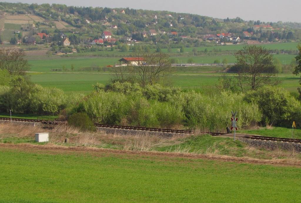 Ein Bahnbergang und ein Durchlass zwischen Freyburg und Kleinjena; 20.04.2011