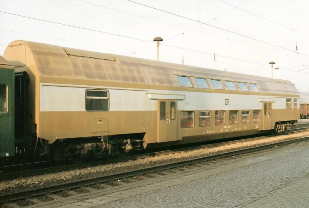 Ein DR Doppelstockwagen der S-Bahn Halle (S) in einem Personenzug in Naumburg Hbf; 01.11.1991 (Foto: Wolfgang Schink)