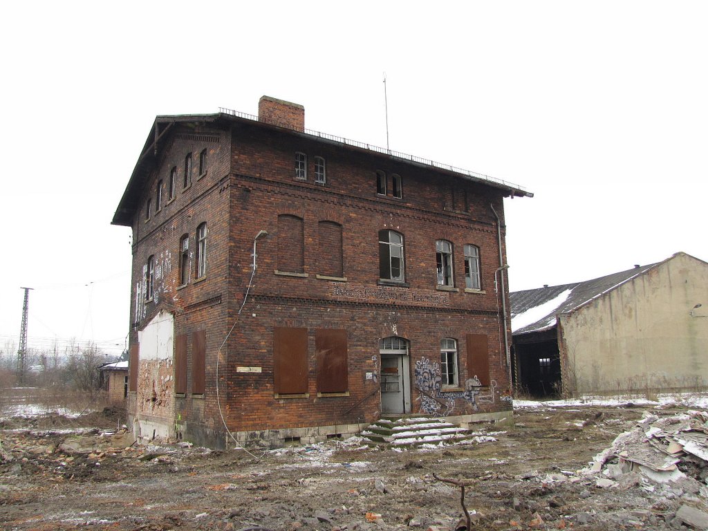 Ein ehemaliges Gebäude als Unterkunft für Eisenbahner auf dem Gelände des Bw Naumburg; 22.01.2010