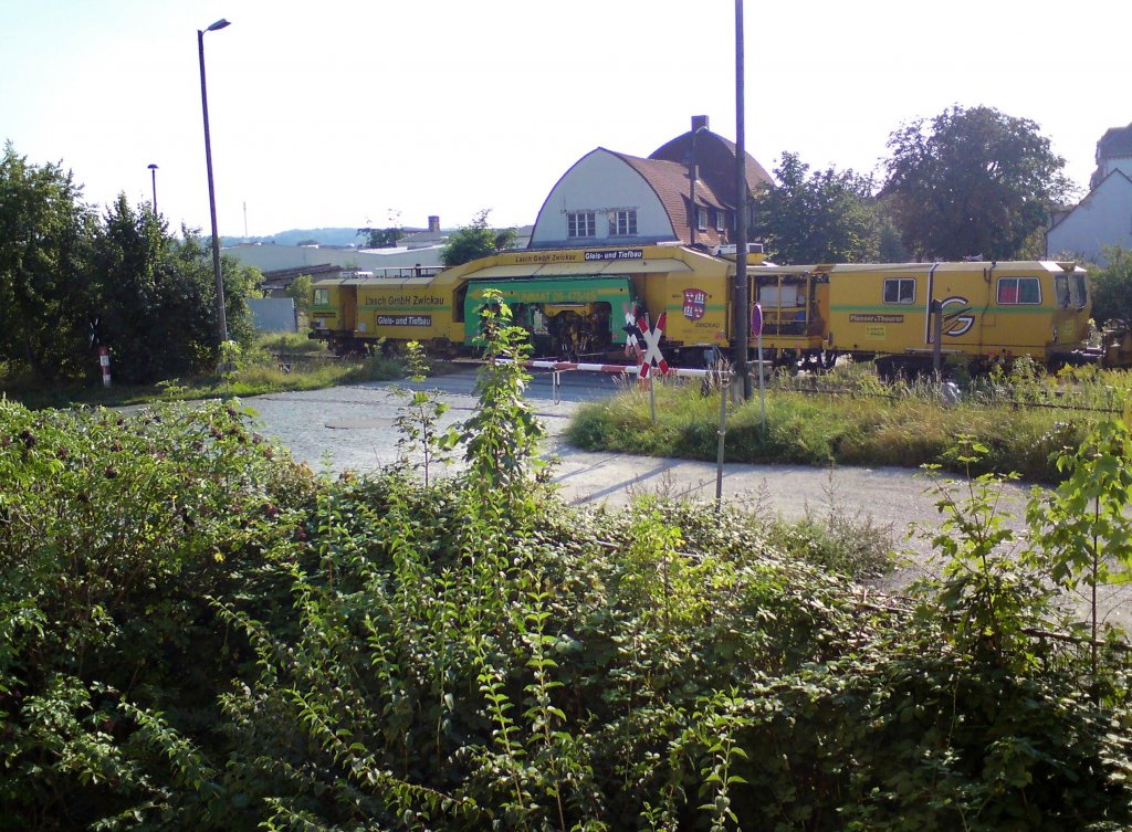 Ein Gleisbaufahrzeug der Firma Lasch GmbH, am 04.09.2012 um 16:27 Uhr in Naumburg Ost Richtung Teuchern fahrend. (Foto: Kevin Wrobel)