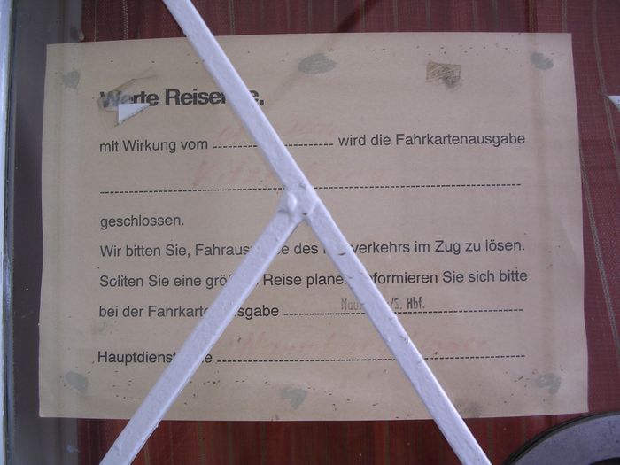Ein Hinweisschild fr Reisende an der ehemaligen Fahrkartenausgabe vom Bf Vitzenburg; 2006 (Foto: Thomas Menzel)
