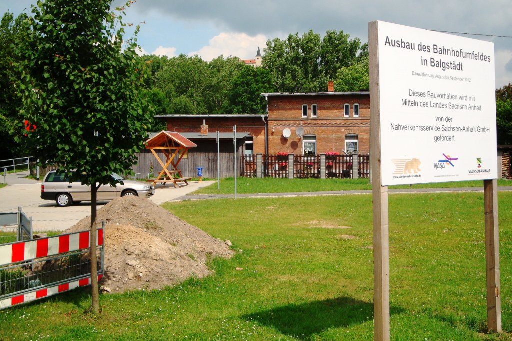 Ein Hinweisschild zu den Bauarbeiten am 28.06.2013 am Hp Balgstädt. (Foto: Günther Göbel)
