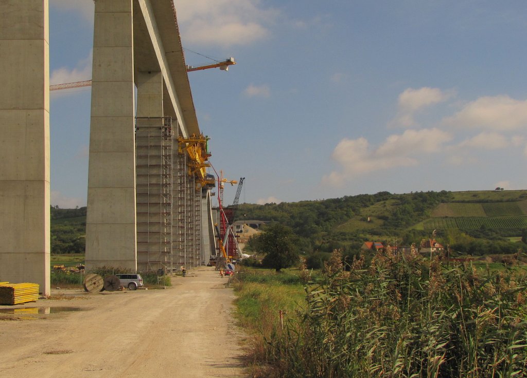 Ein Teil der vielen Brückenpfeiler der Unstruttalbrücke bei Karsdorf, mit Blick in Richtung Osterbergtunnel; 15.09.2011