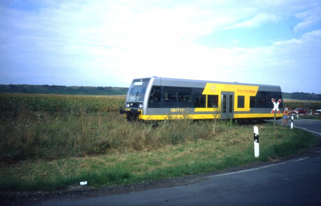Ein unbekannter KEG VT am Bahnübergang der L213 zwischen Karsdorf und Reinsdorf; Ende der 90er Jahre (Foto: Mario Pagenhardt)