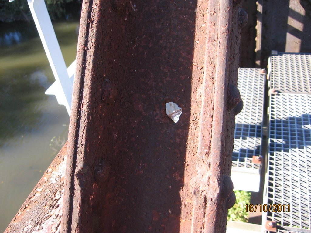 Ein weiteres Einschußloch, vermutlich aus dem 2. Weltkrieg, an einem Stahlpfeiler auf der alten Saalebrücke in Roßbach; 16.10.2011 (Foto: Hans Grau)