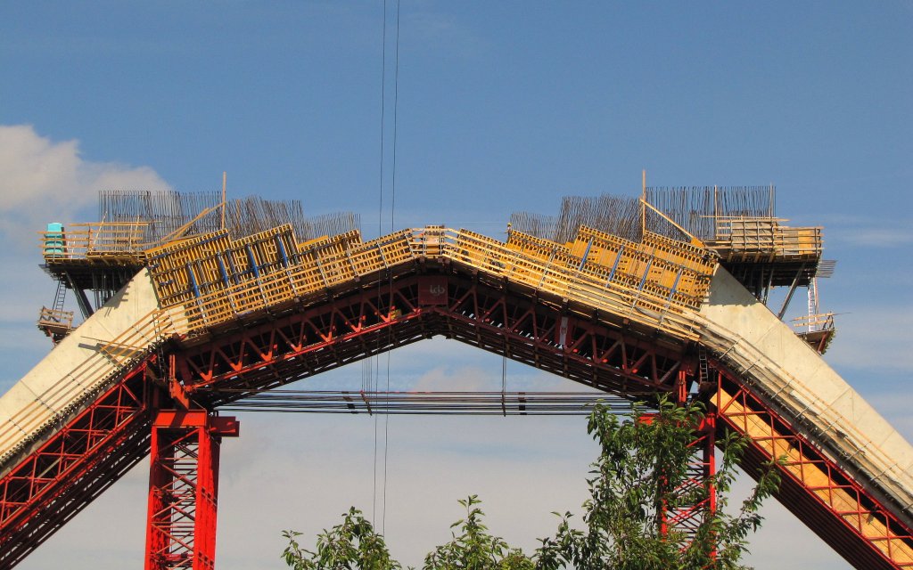 Ein zukünftiger Brückenbogen der Unstruttalbrücke bei Karsdorf; 09.07.2011