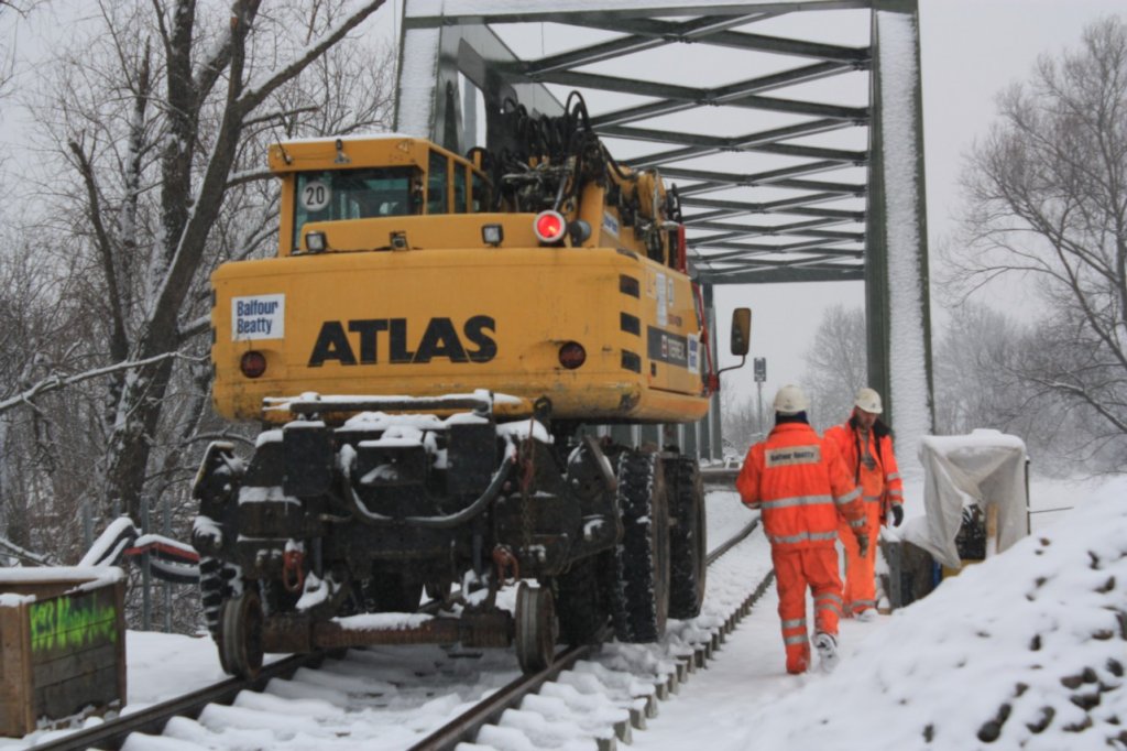 Ein Zweiwegebagger von Balfour Beaty während der Verlegung der Schienen an und auf der neuen Saalebrücke in Roßbach; 28.01.2012 (Foto: Peter Stumpf)