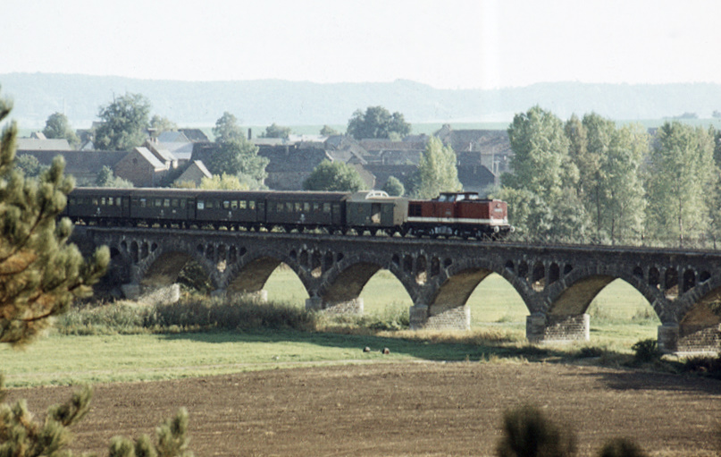Eine DR 112er vom Bw Sangerhausen mit einem Personenzug von Naumburg Hbf Richtung Nebra, am 29.09.1995 auf dem Unstruthochwasserviadukt bei Kirchscheidungen. (Foto: Klaus Pollmcher)