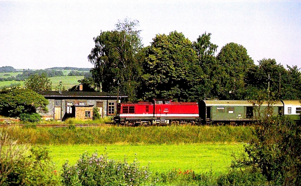 Eine V100 mit einem Personenzug Richtung Teuchern, am Hp in Wethau. Aufnahmedatum unbekannt. (Foto: Archiv IG Unstrutbahn e.V.)