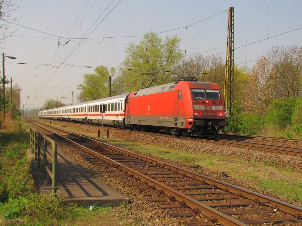 Eine der wenigen Direktverbindungen von Naumburg an die Ostsee: DB 101 120-4 mit dem IC 2355  ARKONA  von Frankfurt Flughafen Fernbf nach Ostseebad Binz, am Westkopf vom Naumburger Hauptbahnhof; 20.04.2011 