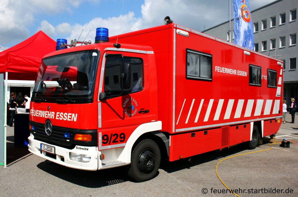 ELW 2  9/29 (E 2108) (Florian Essen 10/12/1) auf MB Atego mit Schmitz Aufbau.
Aufgenommen bei der Feuerwache 1 in Essen am 4.9.2010.