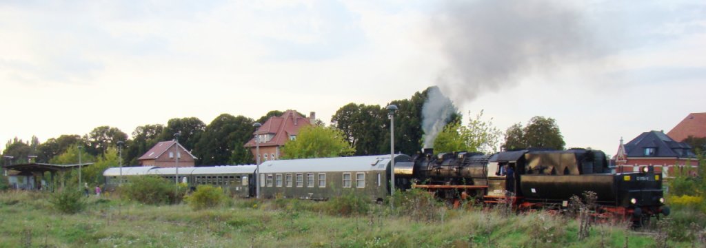 EMBB 52 8154-8 mit dem DPE 39136 von Karsdorf nach Leipzig-Plagwitz, im Bf Laucha; 11.09.2010 (Foto: Gnther Gbel)