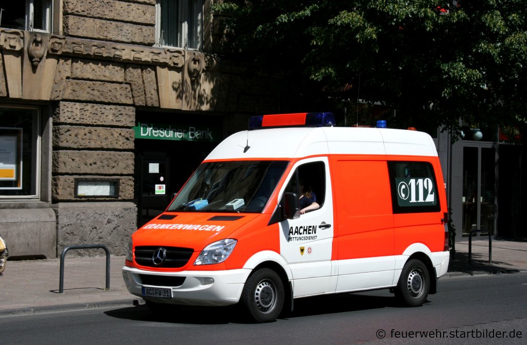 Feuerwehr Aachen
AC FW 31
KTW
MB Sprinter
Aufgenommen in der Aachener Innenstadt, 4.6.2010.