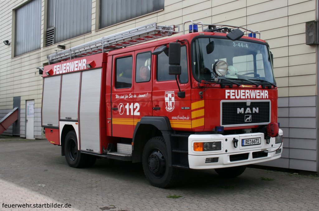 Feuerwehr Dorsten
3/44/4
RE 6671
LF 16
MAN 14.224
Aufgenommen beim Tag der offenen T�r der Feuerwehr Dorsten, 13.6.2010.
