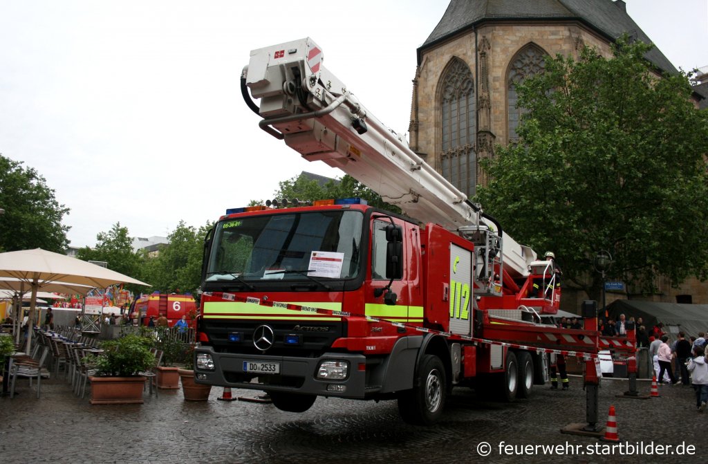Feuerwehr Dortmund-
Florian Dortmund 5/36/1-
DO 2533-
Teleskopmast-
MB Actros-
Aufgenommen beim Stadtfeuerwehrtag in der Dortmunder Innenstadt am 12.6.2010.
