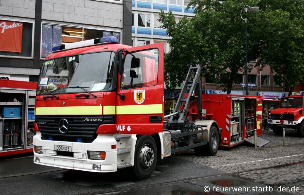 Feuerwehr Dortmund-
Florian Dortmund 8/54/1-
DO 2376-
WLF 6-
MB Actros-
Aufgenommen beim Stadtfeuerwehrtag in der Dortmunder Innenstadt am 12.6.2010.
