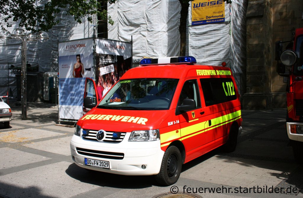 Feuerwehr Dortmund
ELW 1-16 (Funk:17/11/01).
Aufgenommen beim Stadtfeuerwehrtag in Dortmund am 11.6.2011.