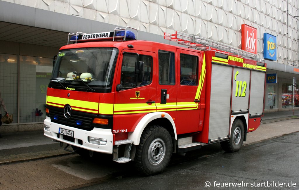 Feuerwehr Dortmund
Florian Dortmund 16/23/01
Kennzeichen DO 2456
Fahrzeugart TLF 16/25
Aufbau      Schlingmann
Hersteller  MB Atego
Aufgenommen beim Stadtfeuerwehrtag in der Dortmunder Innenstadt am 12.6.2010.