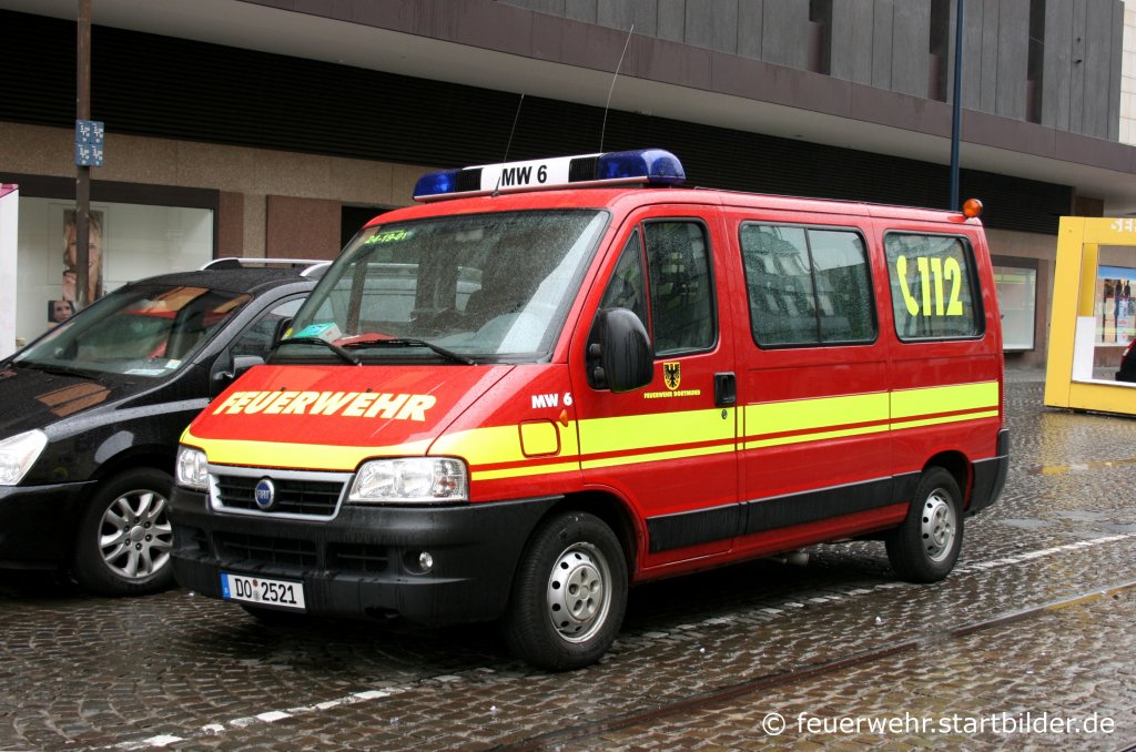 Feuerwehr Dortmund
Florian Dortmund 24/19/1
Kennzeichen DO 2521
Fahrzeugart MTF
Hersteller  Fiat 
Aufgenommen beim Stadtfeuerwehrtag in der Dortmunder Innenstadt am 12.6.2010.