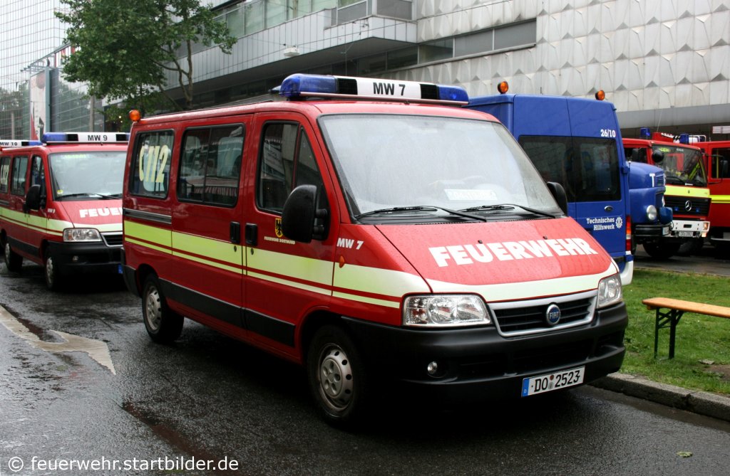 Feuerwehr Dortmund
Florian Dortmund 4/19/4
Kennzeichen DO 2523
Fahrzeugart ELW
Hersteller  Fiat
Aufgenommen beim Stadtfeuerwehrtag in der Dortmunder Innenstadt am 12.6.2010.