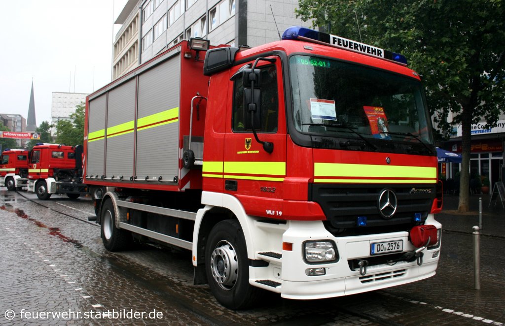Feuerwehr Dortmund
Florian Dortmund 5/52/1
Kennzeichen DO 2576
Fahrzeugart WLF 19
Hersteller  MB Actros 1832
Aufgenommen beim Stadtfeuerwehrtag in der Dortmunder Innenstadt am 12.6.2010.