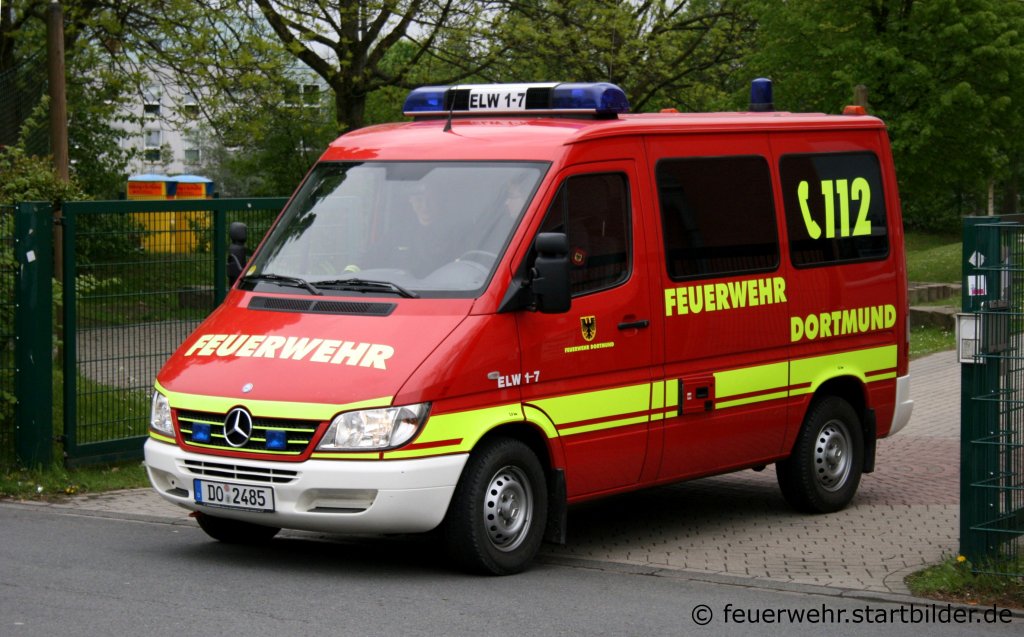 Feuerwehr Dortmund
Kennzeichen DO 2485
Fahrzeugart ELW
Aufgenommen beim Tag der Offenen T�r der Freiwilligen Feuerwehr Holzen am 8.5.2010.