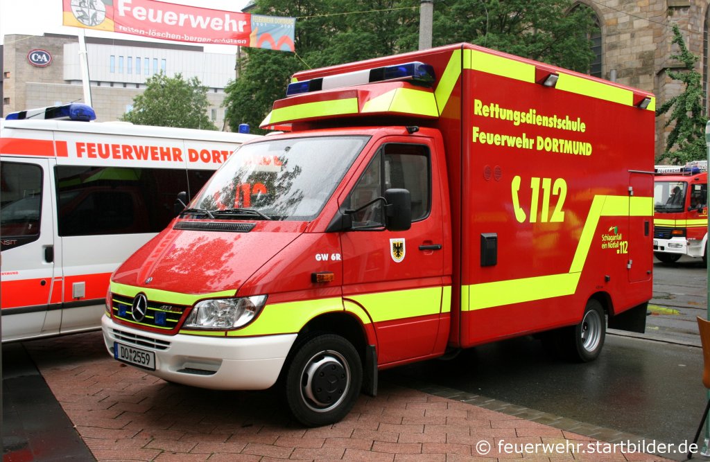 Feuerwehr Dortmund
Kennzeichen DO 2559
Fahrzeugart GW 6R
Hersteller  MB Sprinter
Aufgenommen beim Stadtfeuerwehrtag in der Dortmunder Innenstadt am 12.6.2010.