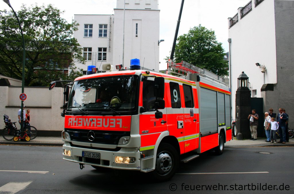 Feuerwehr D�sseldorf
HLF 20/16 (Funk:09/46/02).
Aufgenommen beim Tag der Offenen T�r der Feuerwache D�sseldorf Derendorf, 16.7.2011.