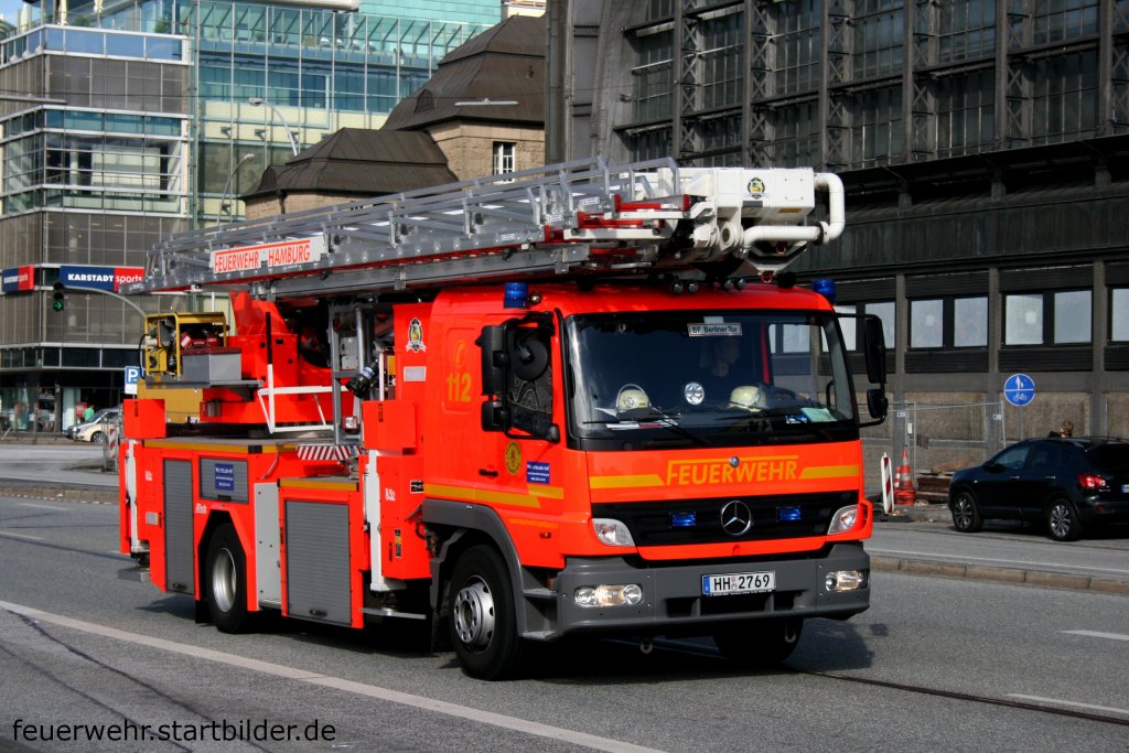 Feuerwehr Hamburg
Florian Hamburg 22/5
HH 2769
TMF 23/12
MB Atego 1628F
Aufgenommen im Sommer 2010 vor den HBF Hamburg.