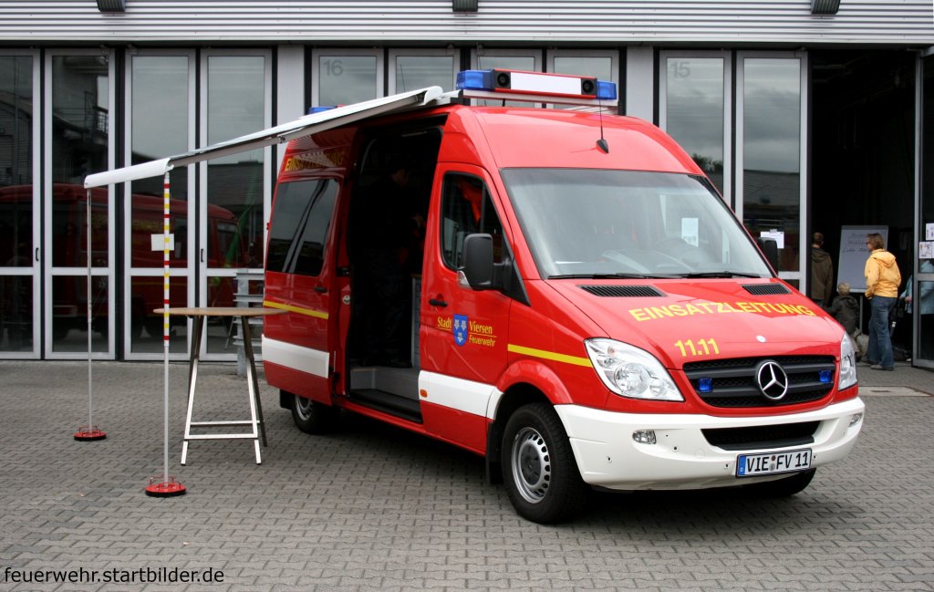 Feuerwehr Viersen
Florian Viersen 8/11/11
VIE FV 11
ELW 1
MB Sprinter
Aufgenommen beim Tag der Offenen T�r der Feuerwehr Viersen Stadtmitte, 20.6.2010.
