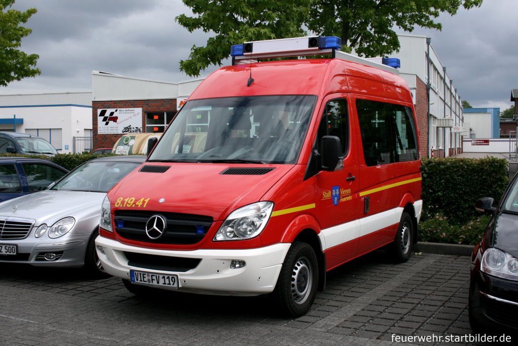 Feuerwehr Viersen
Florian Viersen 8/19/41
VIE FV 119
MTF
MB Sprinter
Aufgenommen beim Tag der Offenen T�r der Feuerwehr Viersen Stadtmitte, 20.6.2010.