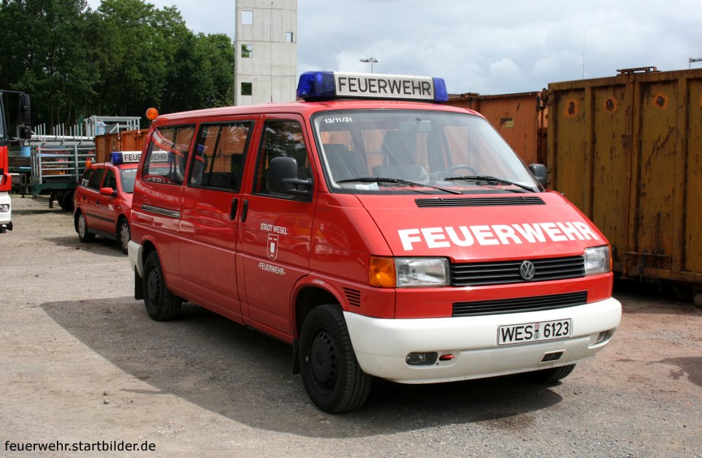 Feuerwehr Wesel
13/11/31
WES 6123
ELW 1
VW T4
Aufgenommen beim Tag der Offenen T�r der Feuerwehr Dorsten, 13.6.2010.
