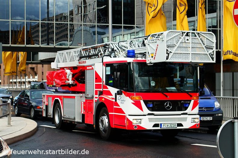 Flughafenfeuerwehr Frankfurt
61/30
FW 3218
DLK 23/12
MB Econic
Aufgenommen vor dem Terminal 1 am Flughafen Frankfurt, Sommer 2008.